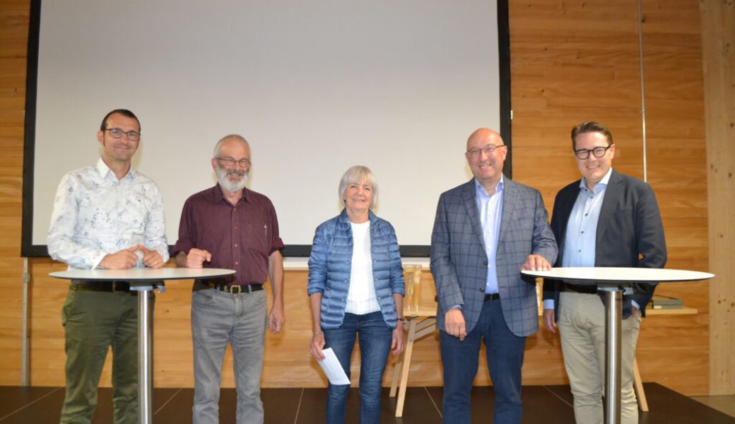  Andreas Hund, Privatdozent am Departement Umweltsystemwissenschaften der ETH Zürich, Hans Oppliger, Ribelmais-Pionier, Gesprächsleiterin Hildegard Jutz, Regierungsrat Beat Tinner und Benedikt Würth, St. Galler Ständerat und Präsident der Vereinigung AOP IGP (von links). Bild. Adi Lippuner