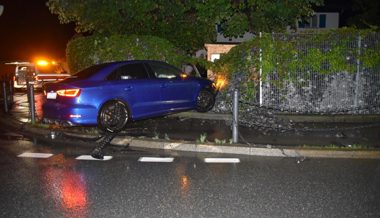 Fahrzeuglenker war fahrunfähig und fuhr in Maienfeld in eine Gartenmauer