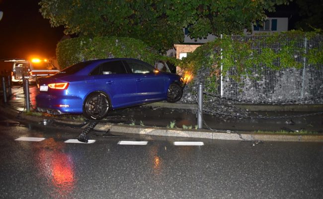 Fahrzeuglenker war fahrunfähig und fuhr in Maienfeld in eine Gartenmauer