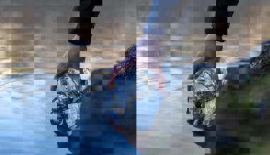 Schlauch geplatzt: Öl läuft in Regenwasserschacht