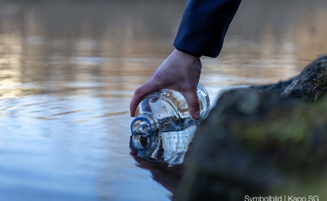 Schlauch geplatzt: Öl läuft in Regenwasserschacht