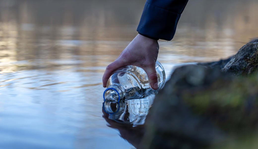 Schlauch geplatzt: Öl läuft in Regenwasserschacht