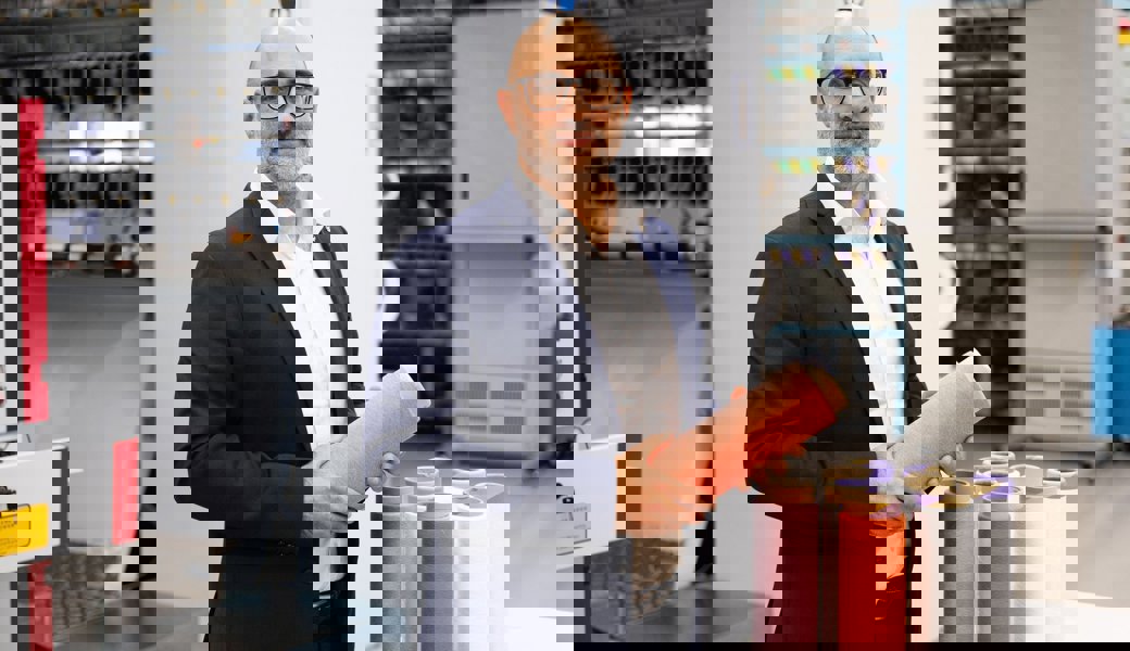 Der Faden ist auch 190 Jahre nach der Firmengründung nicht gerissen: Martin Zürcher, CEO der Heberlein Technology AG in Wattwil. 