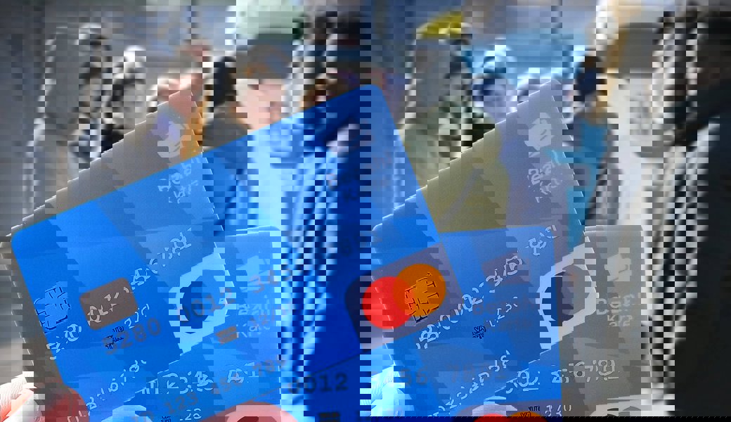 «Der Einzelfall rechtfertigt nicht, kollektiv zu bestrafen»: St.Gallen will Bezahlkarte für Asylsuchende – das sagt die Flüchtlingshilfe