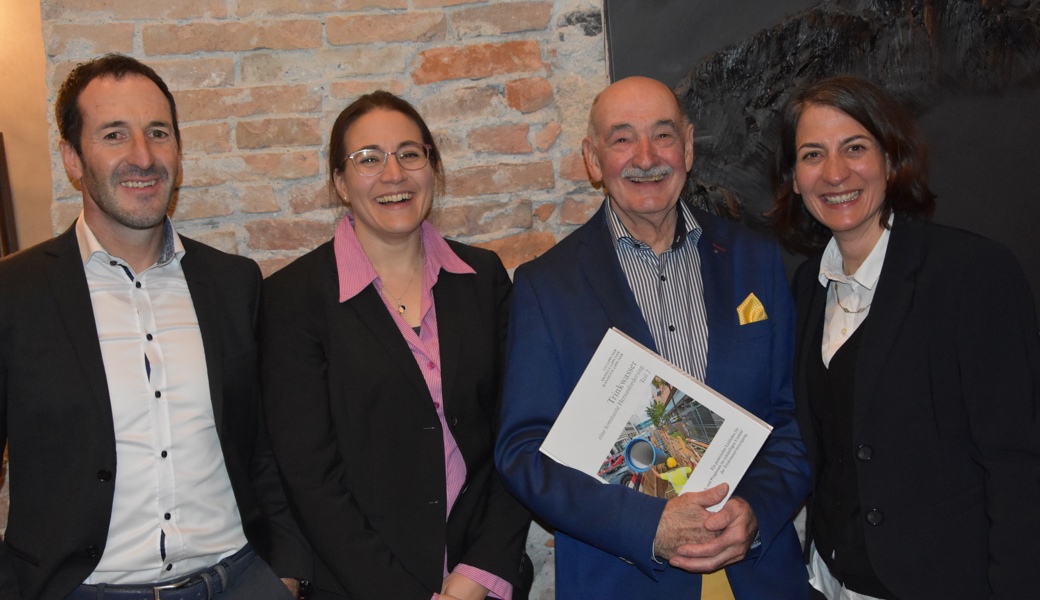 Die Protagonisten der Buch-Vernissage in Maienfeld (von links): Fadri Guler, Jeannette Lippuner, Uli Lippuner und Daniela Lippuner.