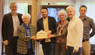 4,9 von 5 Punkten: Gewonnenen Award feierlich an Gastgeber übergeben