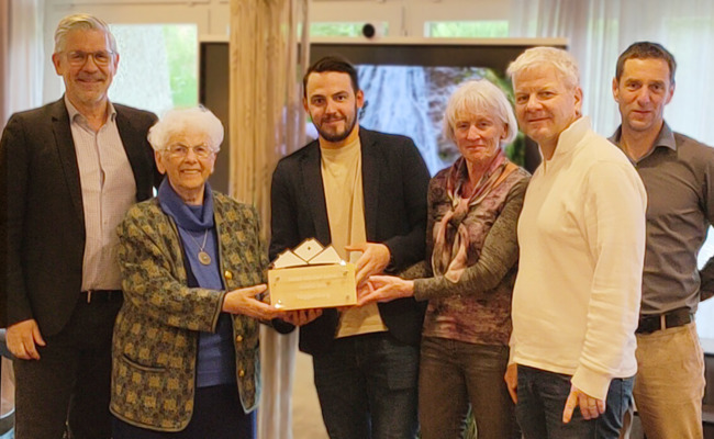 4,9 von 5 Punkten: Gewonnenen Award feierlich an Gastgeber übergeben