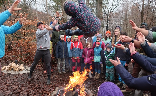 Tradition bei Pfadi: Wölfe wurden übers Feuer geworfen