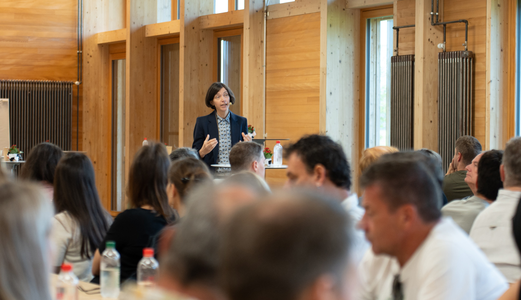 Regierungsrätin Bettina Surber sprach zur Eröffnung des Schuljahres in Salez vor den BZBS-Mitarbeitenden. 