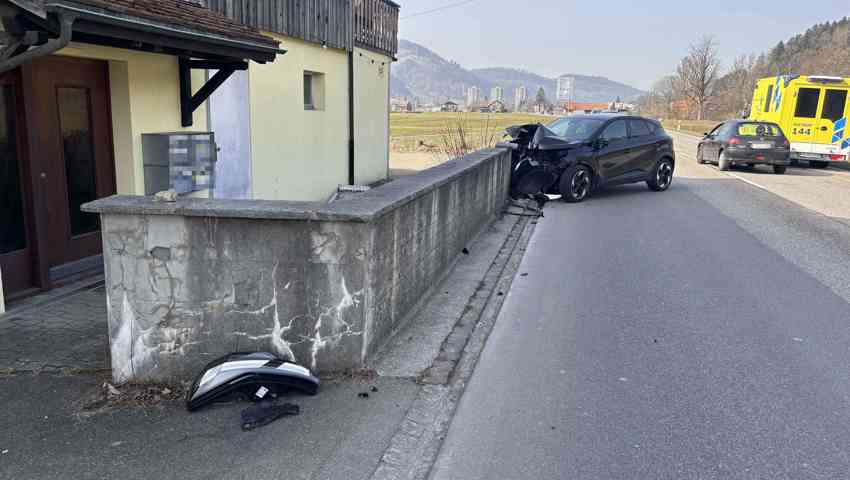 Am Fahrzeug wie auch an der Mauer entstand Sachschaden.