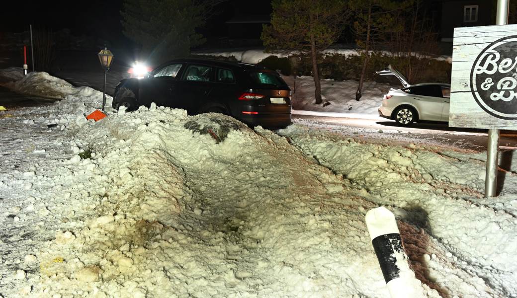Der Bursche setzte das Auto in den Schnee.