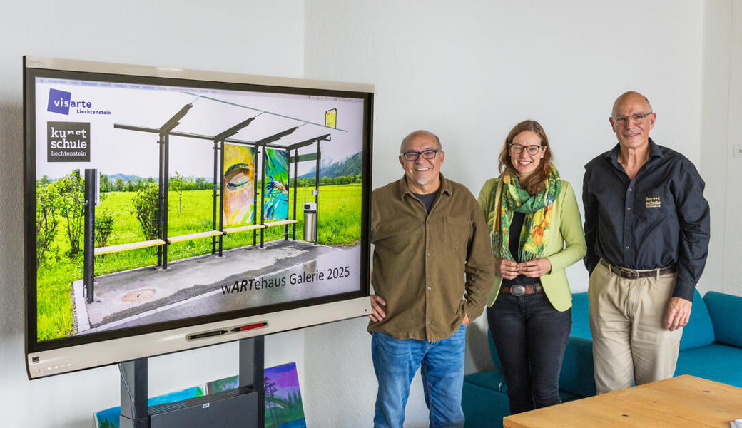 Freuen sich über die zweite Durchführung der Wartehaus-Galerie: Réne Hasler von Visarte Liechtenstein, Magdalena Holzer von der Cipra Liechtenstein und Martin Walch, Direktor der Kunstschule Liechtenstein (v.l.).