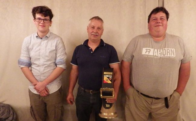 Schütze Paul Kaiser gewinnt dank der höheren Punktzahl im Grümpelstich