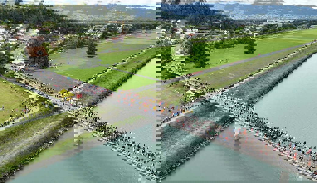 Schweizer, Vorarlberger, Süddeutsche und Liechtensteiner Musikvereine reihten sich am Sonntagnachmittag Schulter an Schulter am Rheindamm auf.