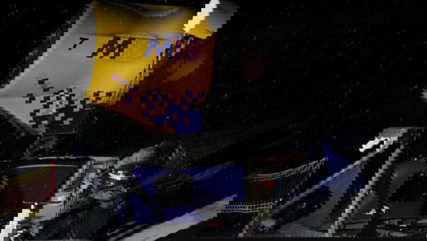  Zusammen bereiten Vetsch und sein Kollege zwei Maschinen für das Beschneien vor. 