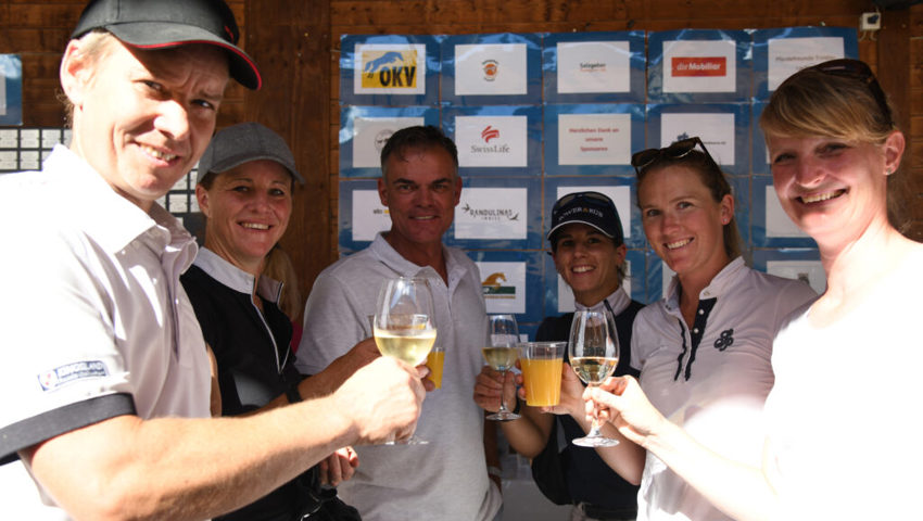  OK-Präsident Franco Cavegn gratuliert der siegreichen Equipe des RV Werdenberg (von links): Matthias Hutter, Marion Fluri, Franco Cavegn, Marina Dutler, Alexandra Oettli, Equipenchefin Bettina Schlegel. 