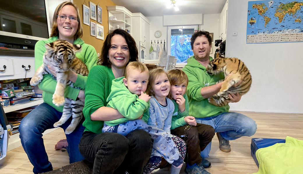Fernsehreporterin Mona Vetsch (Mitte) mit der Familie von Alexandra und Remo Müller-Taetz und den kleinen Tigern, die sie von Hand aufziehen, weil ihre Mutter keine Milch gibt und sie sonst wie zwei ihrer Geschwister gestorben wären.