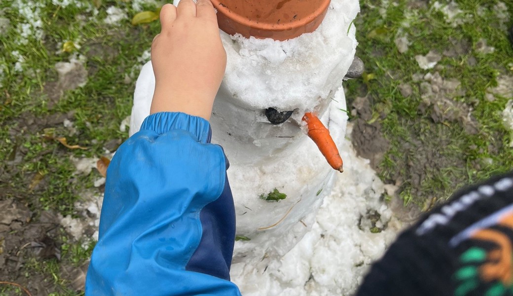 Heute hat Julian so viel Schnee zusammengeschaufelt, dass es sogar für einen grossen Schneemann reichte. 