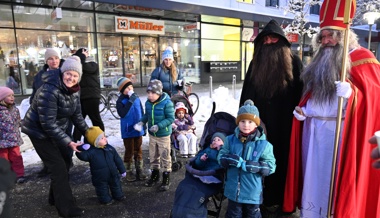 Elf  Samichläuse besuchen die braven Kinder der Stadt