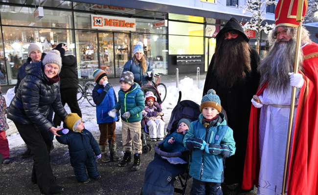 Elf  Samichläuse besuchen die braven Kinder der Stadt