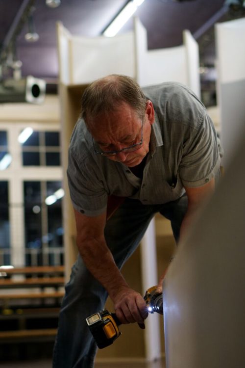  René Ulmer bei seiner Arbeit an der Fabriggli-Kulisse. 