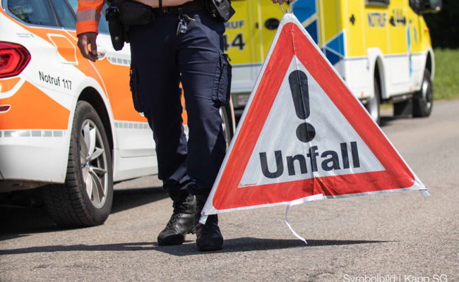 15-jähriger Velofahrer prallt in Walenstadt in ein Auto und verletzt sich dabei leicht