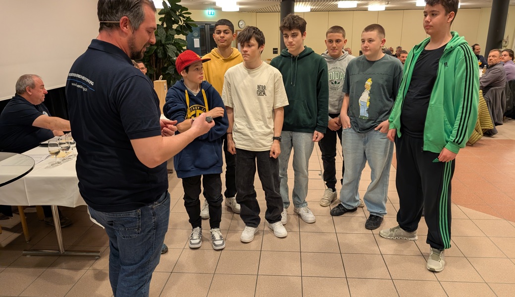 Dieses Jahr konnte der Fischereiverein Werdenberg gleich ein Dutzend Jungfischer aufnehmen. Sie alle haben die Gewässerschulung und Sana-Prüfung absolviert.