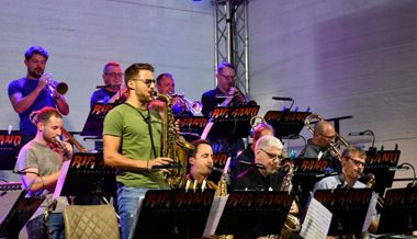 Abwechslungsreiches Repertoire: Big-Band-Sound unter dem weissen Segeldach