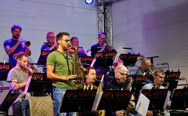 Abwechslungsreiches Repertoire: Big-Band-Sound unter dem weissen Segeldach