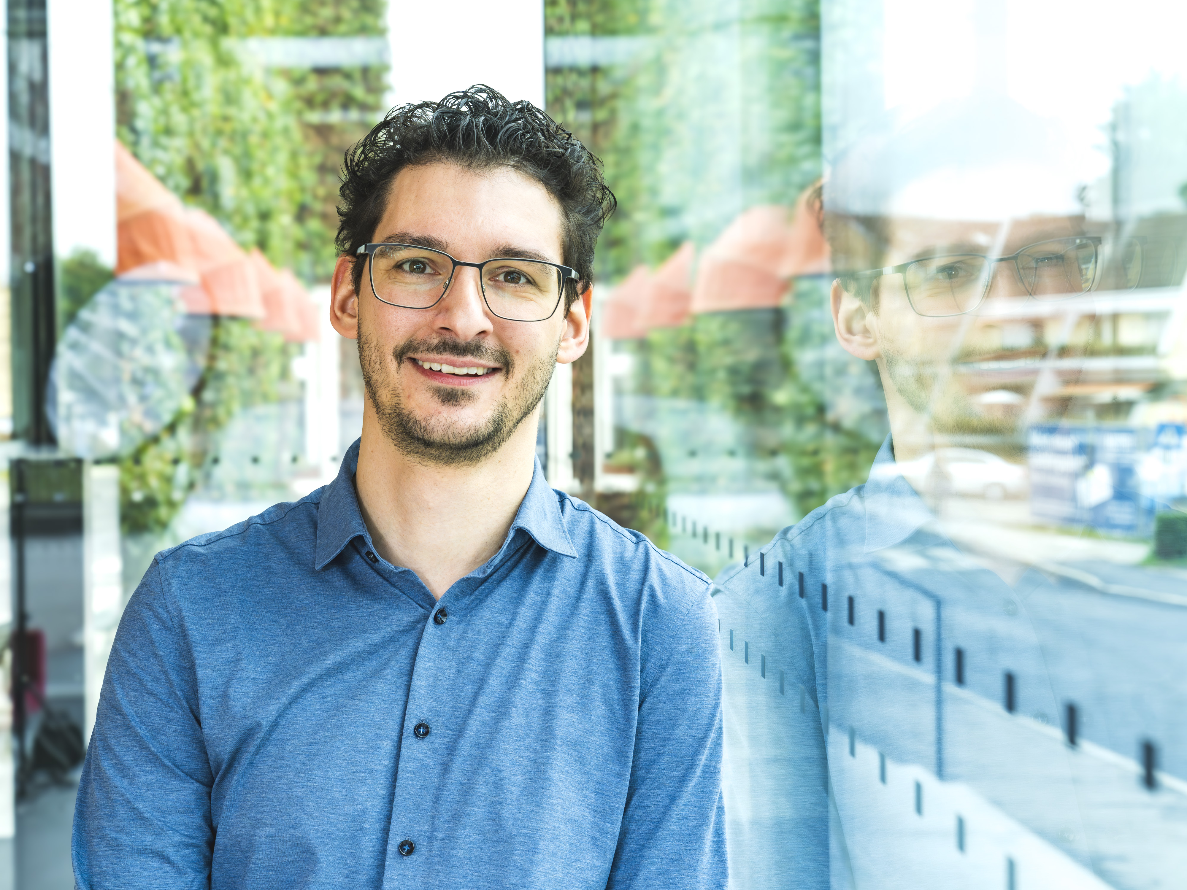 Mauro Franchina bringt einen prall gefüllten Rucksack mit