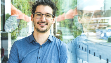 Mauro Franchina bringt einen prall gefüllten Rucksack mit