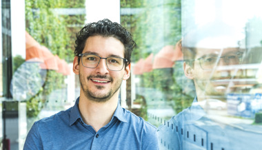 Mauro Franchina bringt einen prall gefüllten Rucksack mit