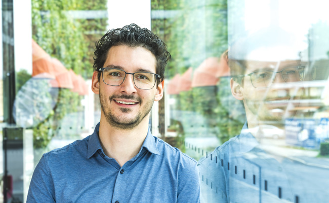 Mauro Franchina bringt einen prall gefüllten Rucksack mit