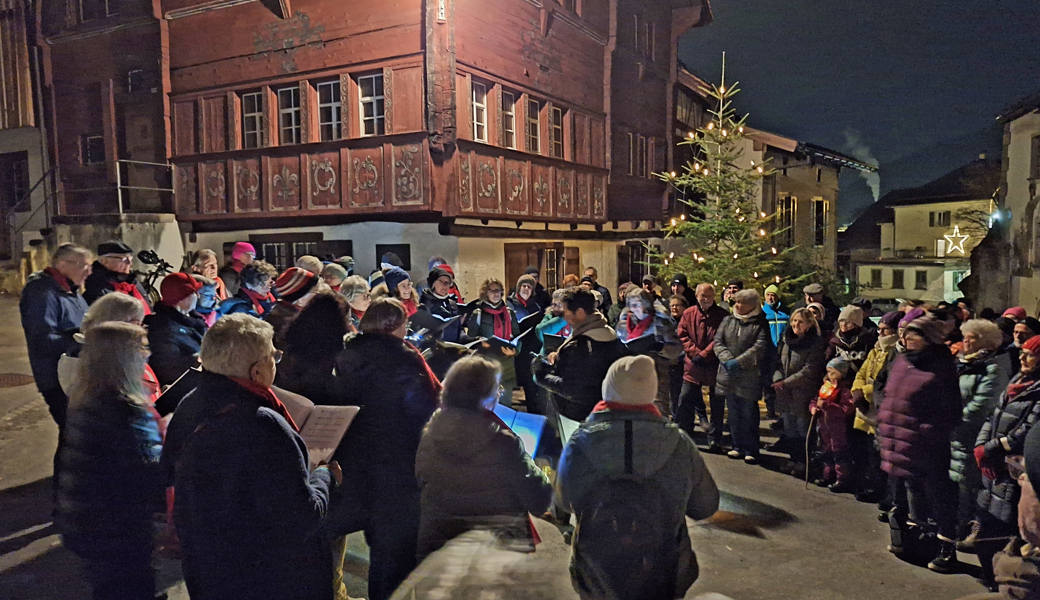 Gemeinsam und zahlreich: der Gemischt-Chor mit grossem Publikum im Städtli Werdenberg.