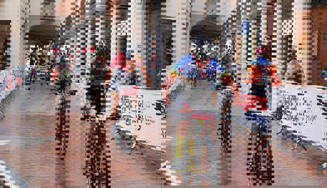  Mauro Dürr (hinten, mit der Startnummer 1711) sichert sich in Lugano den zweiten Platz. 