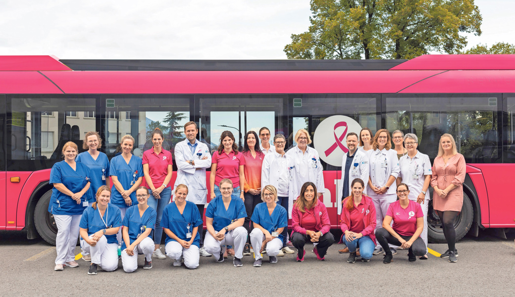 Zur Informationsveranstaltung «Brustkrebsfrüherkennung» ins Spital Grabs fuhr am Mittwoch der pinke Liemobil-Bus.