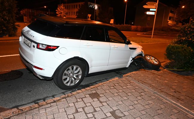 22-Jähriger prallt nach Mitternacht mit Auto alkoholisiert in eine Steinmauer
