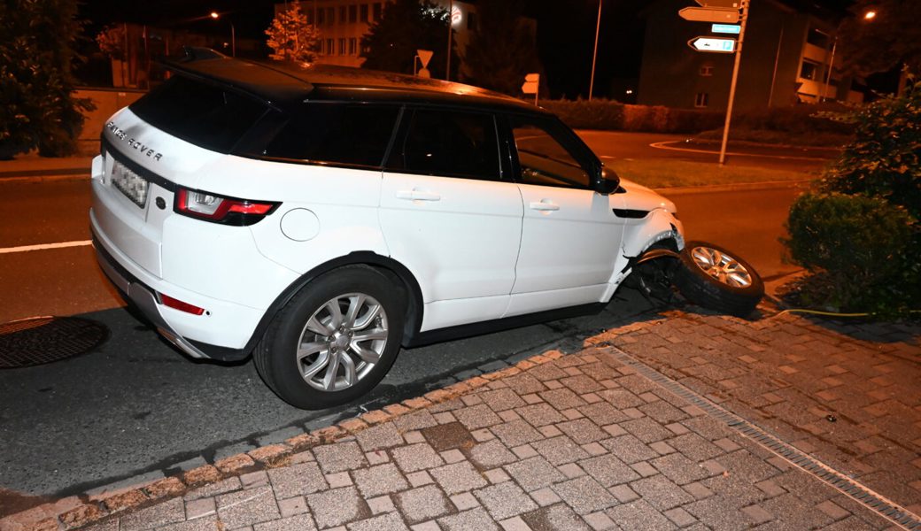 22-Jähriger prallt nach Mitternacht mit Auto alkoholisiert in eine Steinmauer