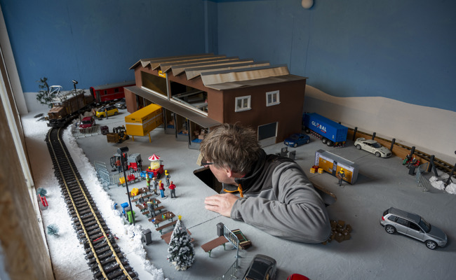 Aufwendiges Adventsfenster: Vater und Sohn bauen Postzentrum im Miniaturformat