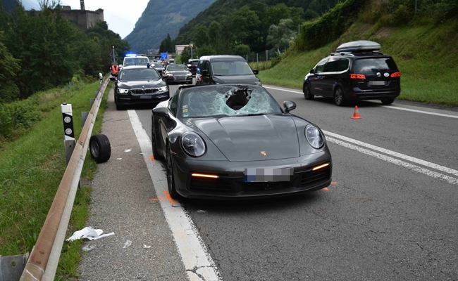 Rad von Anhänger verloren – zwei Verletzte