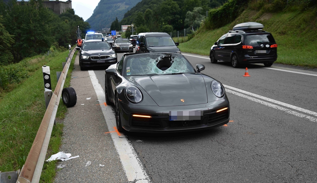 Das verlorene Rad schlug die Frontscheibe eines entgegenkommenden Autos ein. 