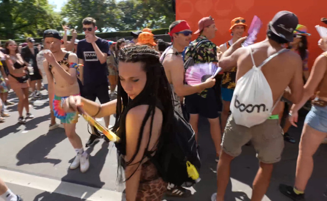 Hot, hot, hot: Videostream von der Streetparade
