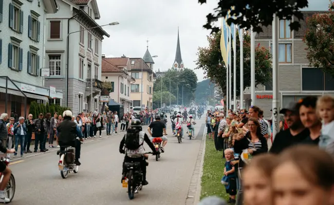 Eidgenössisches Treffen im Obertoggenburg mit 1500 Töfflis: «Einmal im Jahr darf es knattern»