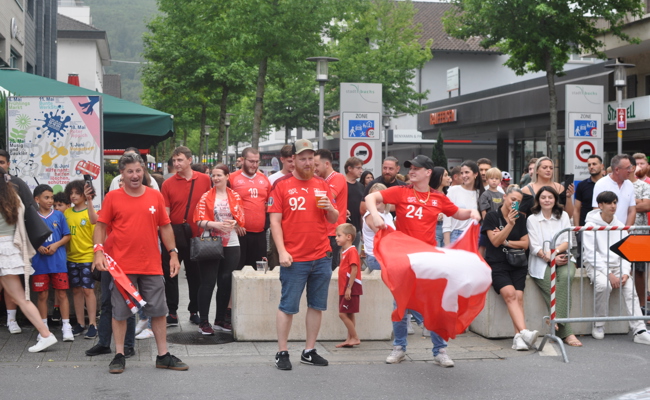 Grenzenloser Jubel: Rambazamba und Hupkonzert in der Bahnhofstrasse