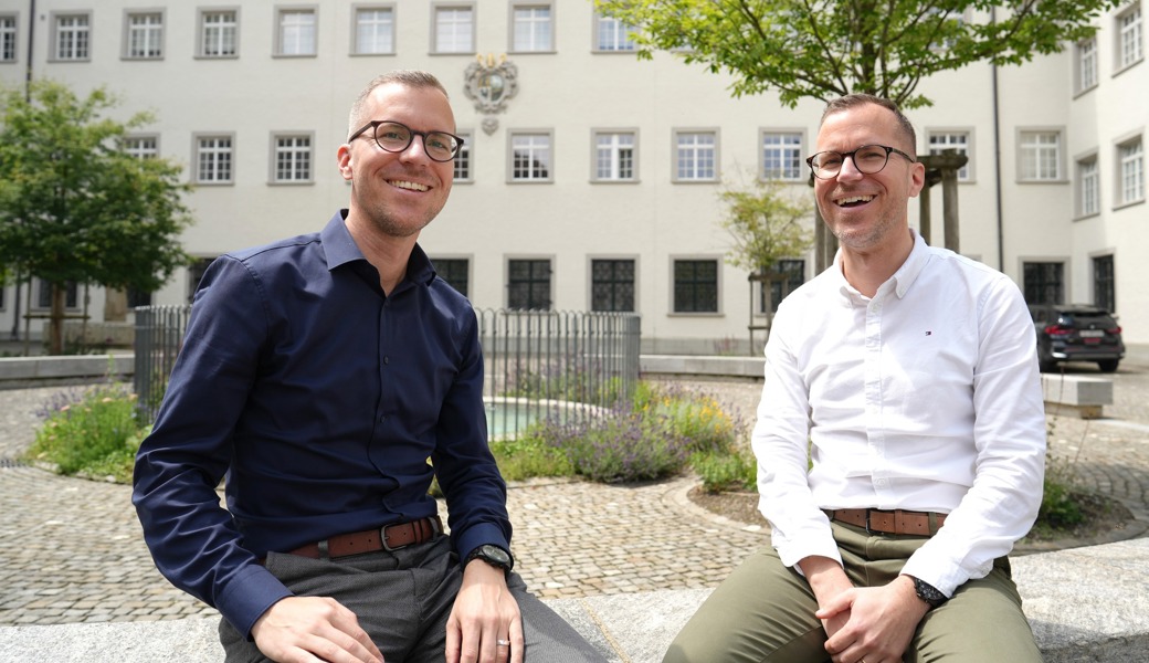 Andreas Karrer (links) und Martin Karrer sorgen wegen ihrer Ähnlichkeit für Irrungen und Wirrungen und manch lustige Begegnung im Stiftsbezirk St.Gallen.