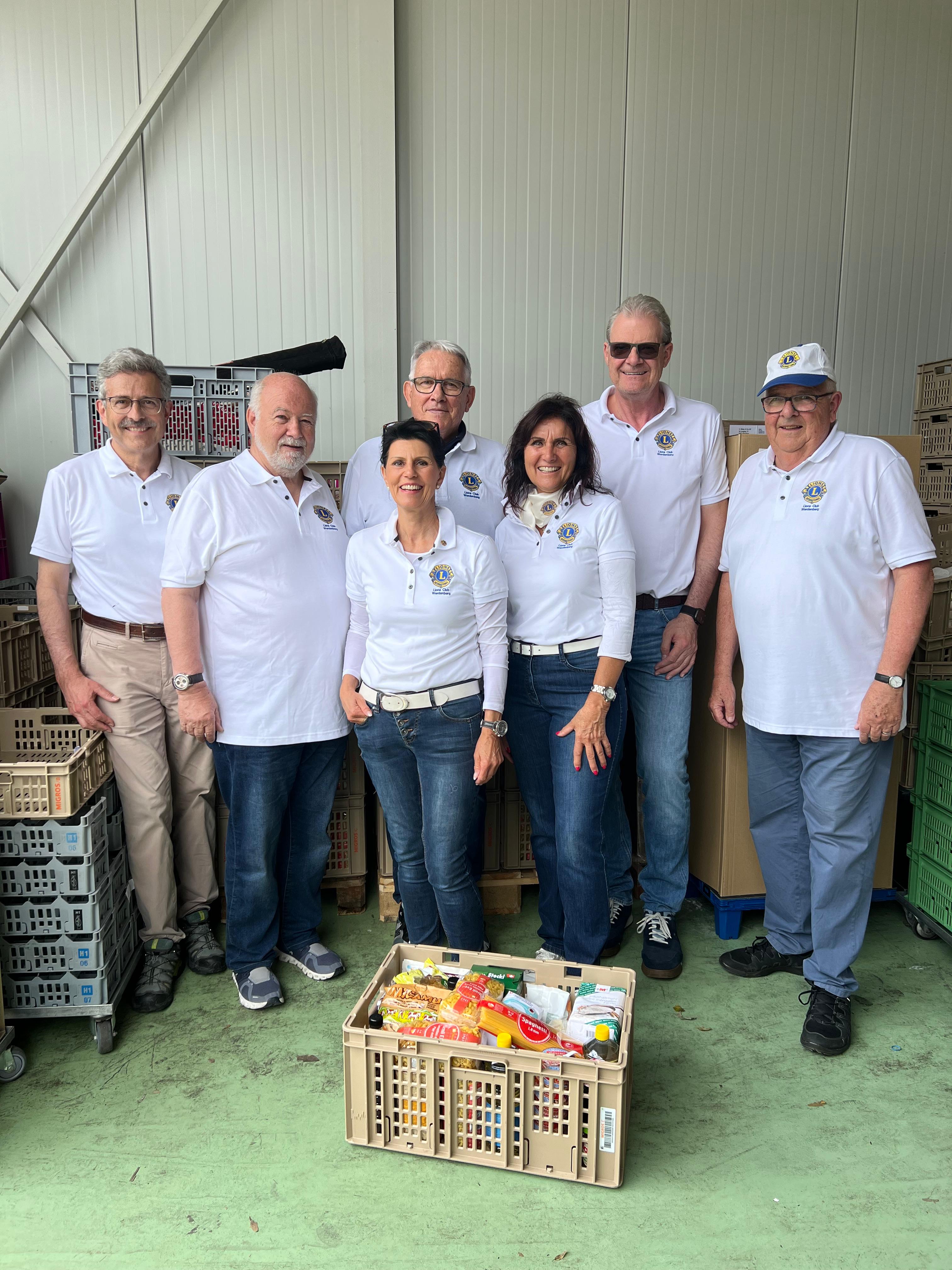 Lions Club sammelte Lebensmittel und spendete Geld