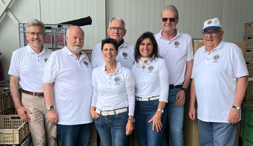 Lions Club sammelte Lebensmittel und spendete Geld Lions Club sammelte Lebensmittel und spendete Geld