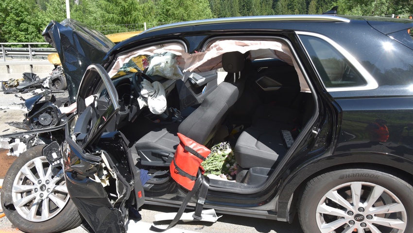 Das total zerstörte Auto der Frau.