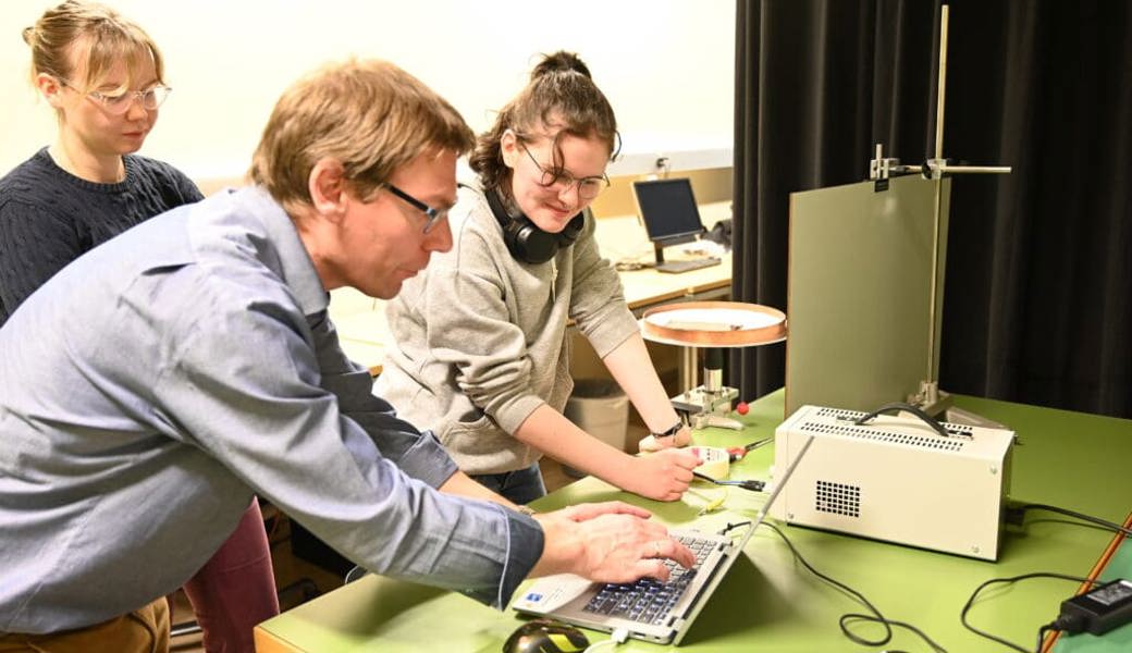  In den Physiklabors der OST in Buchs konnten die Schülerinnen und Schüler Experimente durchführen. Bilder: PD