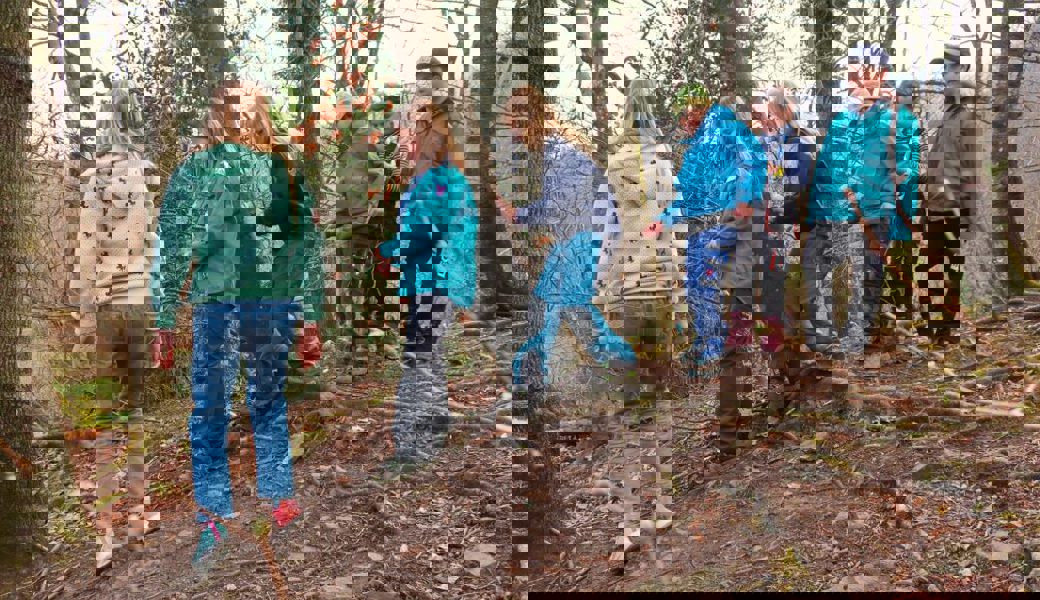  Über Stock und Stein folgt eine Horde «Wölfe» mit geschlossenen Augen einer Schnur. 